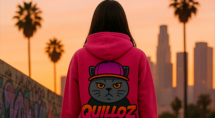 Quilloz Banner mujer con sudadera rosa chillón y logo en espalda